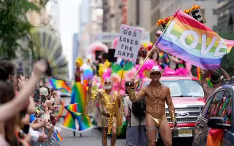 Zehntausende laufen bei der Pride-Parade in New York mit.  - Foto: Charles Sykes/Invision/AP/dpa