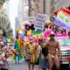 Zehntausende laufen bei der Pride-Parade in New York mit.  - Bild: Charles Sykes/Invision/AP/dpa