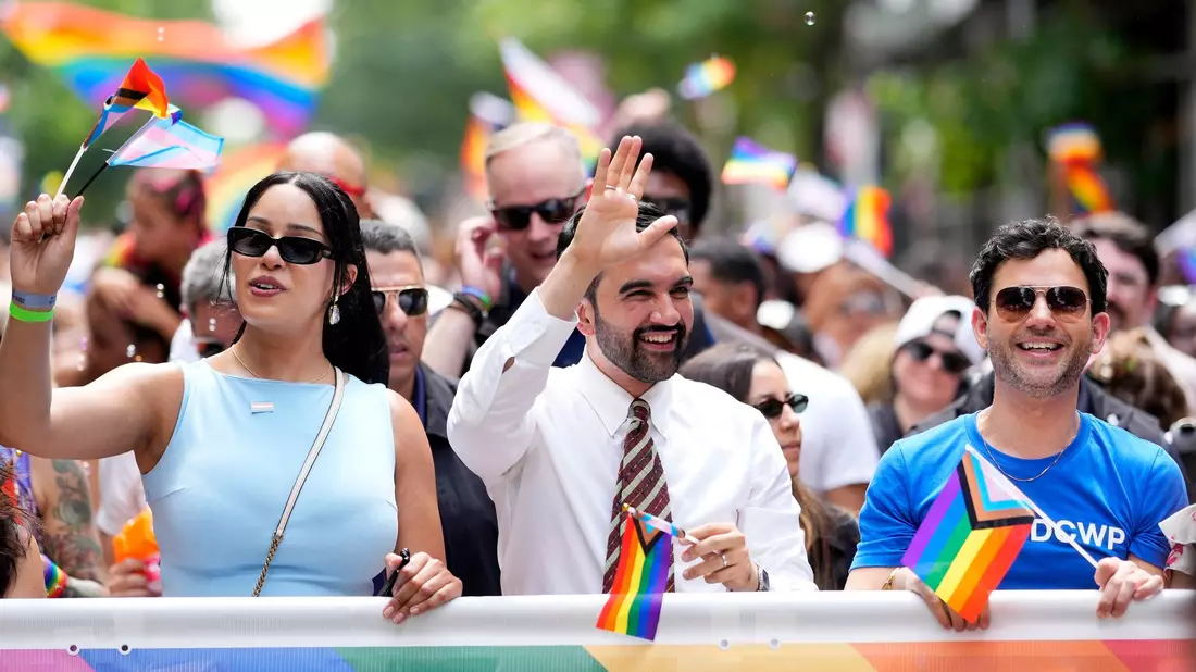  Der New Yorker Bürgermeister Zohran Mamdani schwenkt eine Regenbogenfahne.  - Bild: Charles Sykes/Invision/AP/dpa