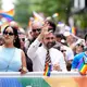  Der New Yorker Bürgermeister Zohran Mamdani schwenkt eine Regenbogenfahne.  - Bild: Charles Sykes/Invision/AP/dpa
