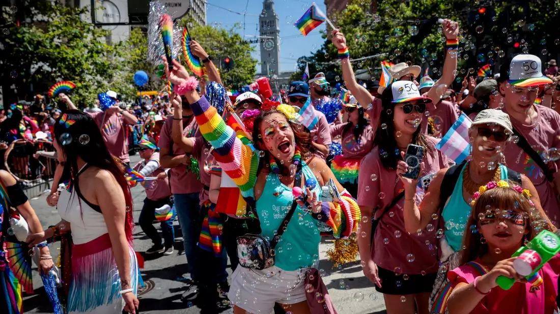 Hunderttausende sind als Pride-Teilnehmer und Zuschauer in San Francisco dabei.  - Bild: Brontë Wittpenn/San Francisco Chronicle/AP/dpa