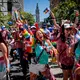 Hunderttausende sind als Pride-Teilnehmer und Zuschauer in San Francisco dabei.  - Bild: Brontë Wittpenn/San Francisco Chronicle/AP/dpa