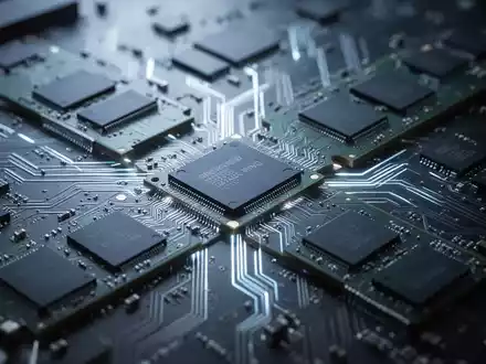 Nahaufnahme von miteinander verbundenen RAM-Modulen auf einer Leiterplatte, die die feinen Details der Chips und Leiterbahnen zeigt. - Foto: über boerse-global.de