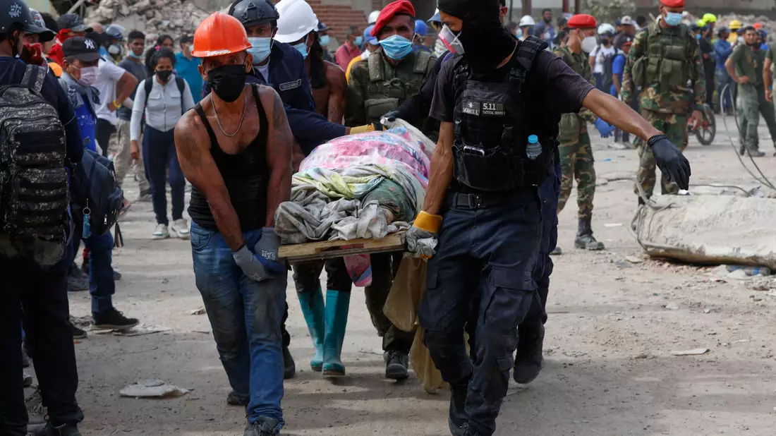 Die Rettungsarbeiten dauern an, doch die Hoffnung, Überlebende zu finden, schwindet. - Bild: Pedro Mattey/AP/dpa