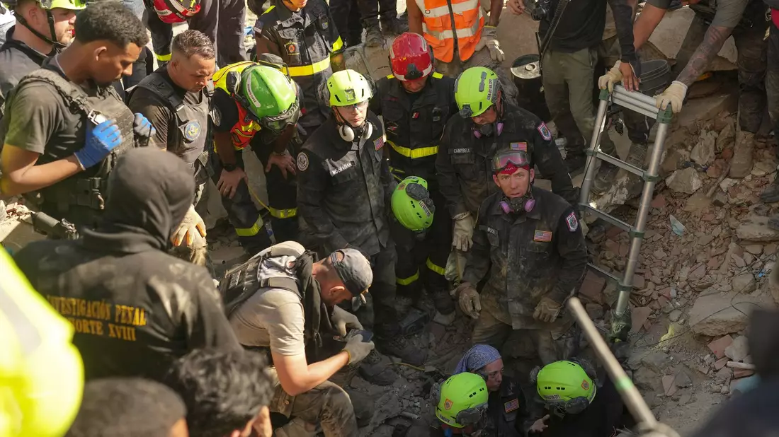 Rettungskräfte haben auch am vierten Tag nach der Katastrophe Überlebende geborgen.  - Bild: Matias Delacroix/AP/dpa