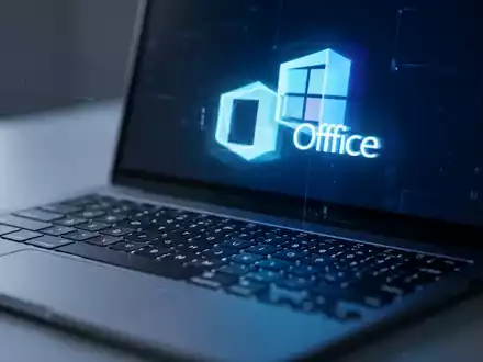 Laptop-Tastatur mit leuchtendem Microsoft-Office-Logo auf dem Bildschirm, das Software-Rabatte und Produktivität symbolisiert. - Foto: über boerse-global.de