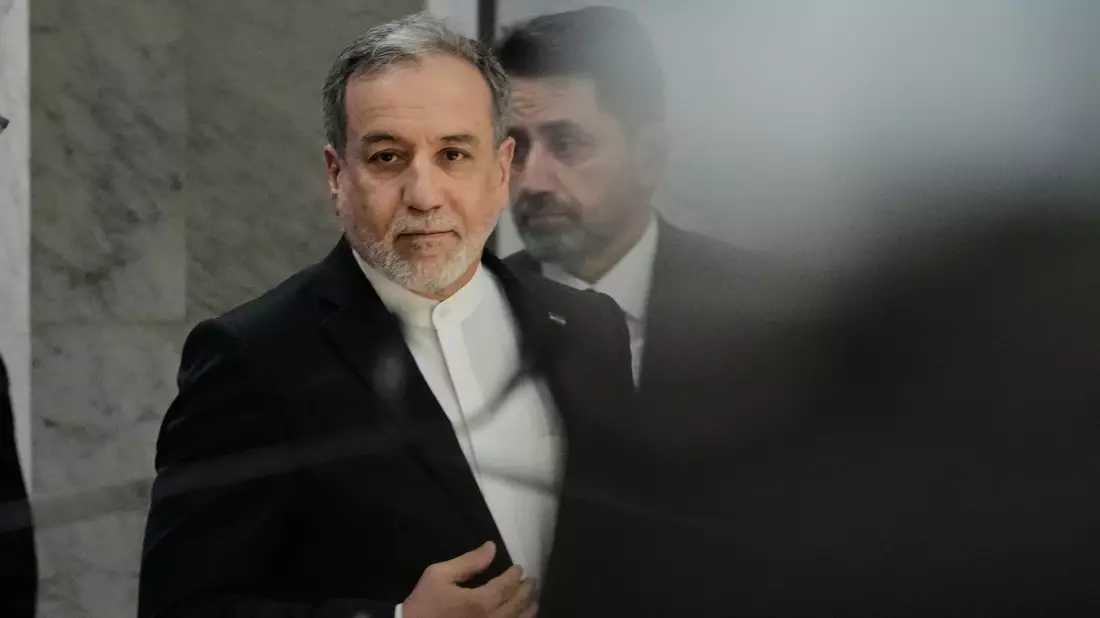 Irans Außenminister Araghtschi beansprucht die Kontrolle über die Meerenge für sein Land.  - Bild: Hadi Mizban/AP/dpa