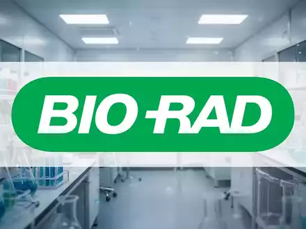 Eine abstrakte, atmosphärische Szene, die den Biotechnologiesektor darstellt. Eine sterile Laborumgebung mit weichem Licht, das Innovation and Potenzial andeutet. - Foto: über boerse-global.de