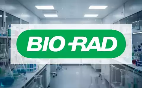 Eine abstrakte, atmosphärische Szene, die den Biotechnologiesektor darstellt. Eine sterile Laborumgebung mit weichem Licht, das Innovation and Potenzial andeutet. - Foto: über boerse-global.de