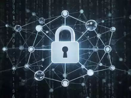 Digitales Vorhängeschloss über einem Netzwerk von Knoten, Symbol für Cybersicherheit und Störung von Malware-Operationen. - Foto: über boerse-global.de