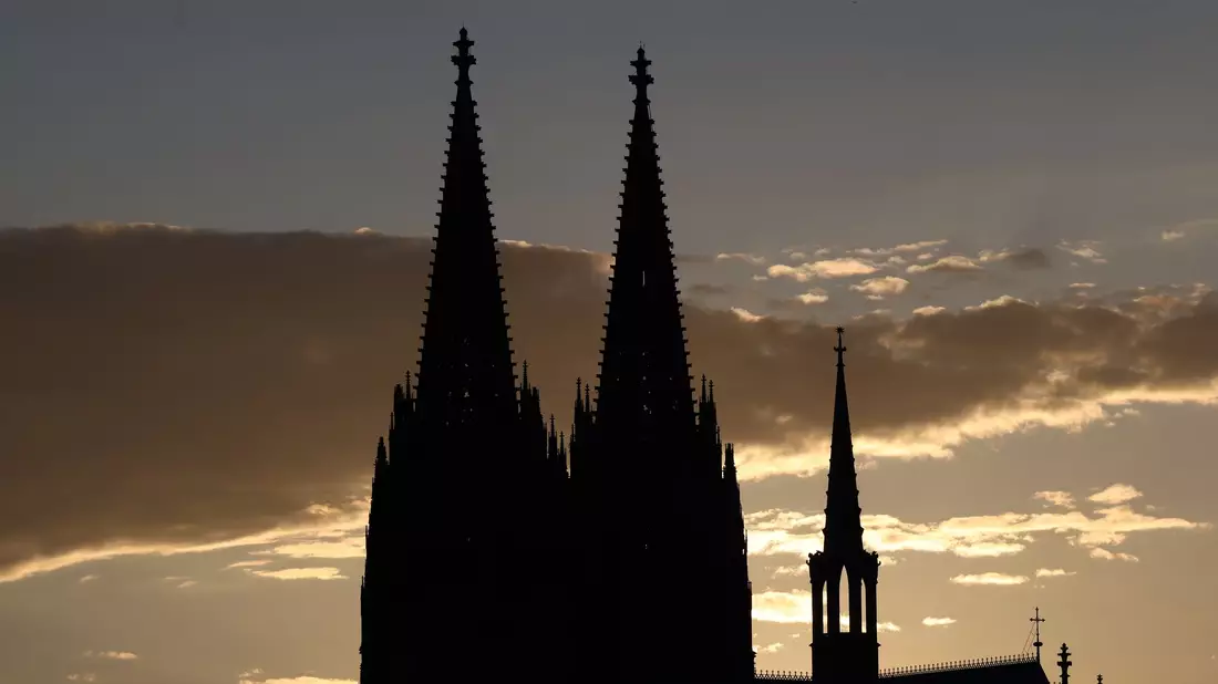 Die Tage mit kostenlosem Zugang zum Kölner Dom sind für Touristen gezählt. (Archivbild) - Bild: Rolf Vennenbernd/dpa