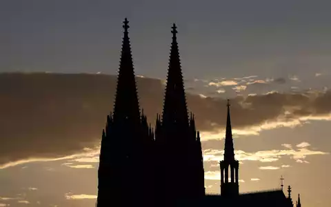 Die Tage mit kostenlosem Zugang zum Kölner Dom sind für Touristen gezählt. (Archivbild) - Foto: Rolf Vennenbernd/dpa