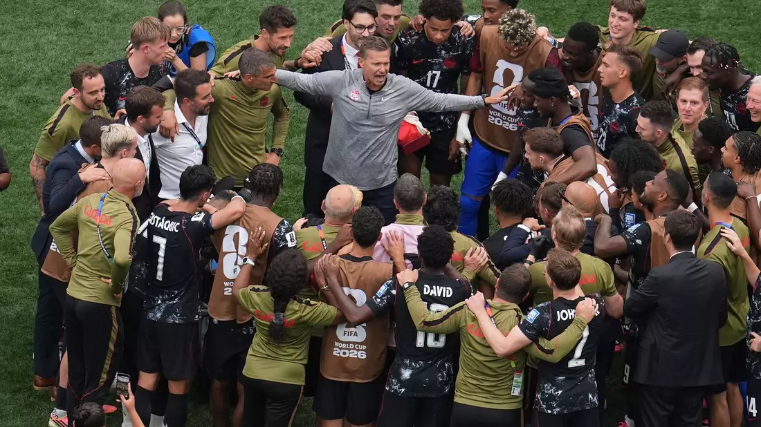 Alle zusammen: Kanada steht erstmals in seiner Geschichte im WM-Achtelfinale. - Bild: Marcio Sanchez/AP/dpa