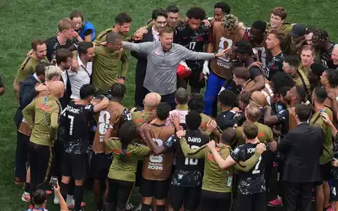 Alle zusammen: Kanada steht erstmals in seiner Geschichte im WM-Achtelfinale. - Foto: Marcio Sanchez/AP/dpa
