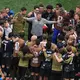 Alle zusammen: Kanada steht erstmals in seiner Geschichte im WM-Achtelfinale. - Bild: Marcio Sanchez/AP/dpa