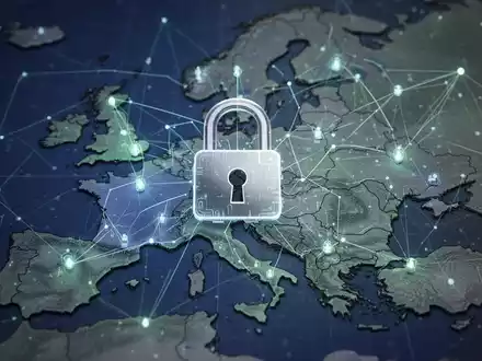 Ein digitales Vorhängeschloss-Symbol über einer stilisierten Karte der Europäischen Union mit Blockchain-Netzwerklinien, die Punkte verbinden. - Foto: über boerse-global.de