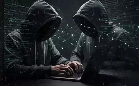 Eine Person im Hoodie tippt auf einem Laptop, mit digitalem Code im Hintergrund, der Cybersicherheit und Hacking symbolisiert. - Foto: über boerse-global.de
