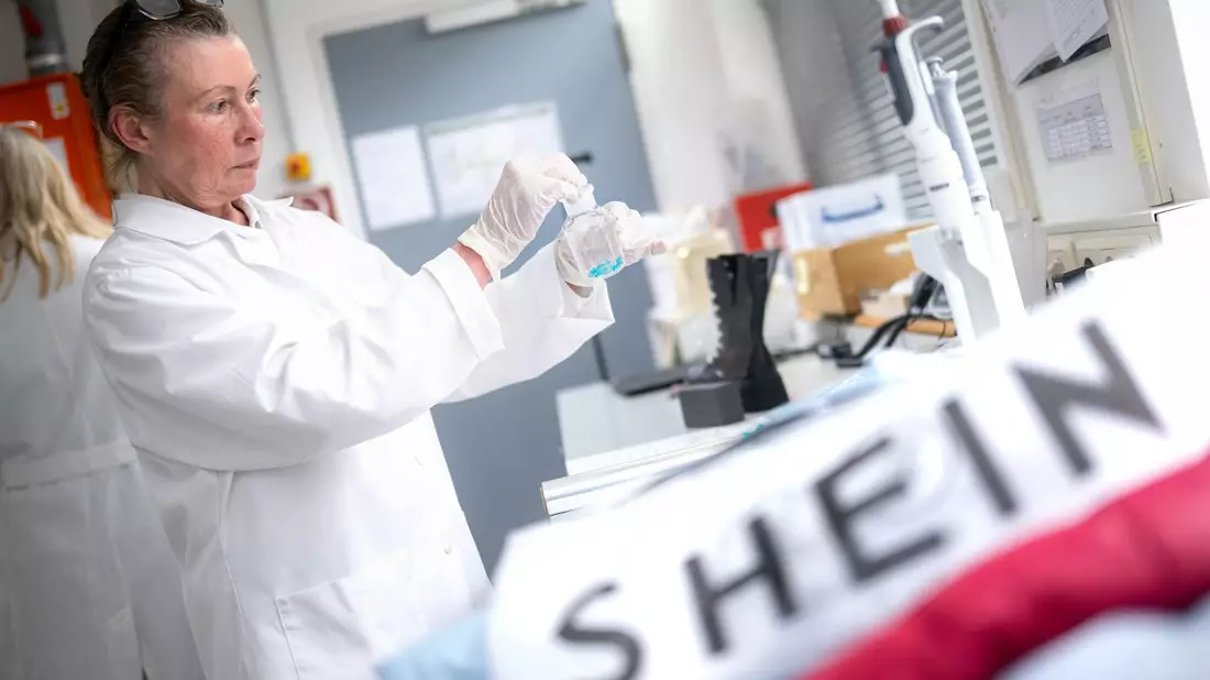Die Deutsche Umwelthilfe hat Kleidung von Shein beim Bremer Umweltinstitut testen lassen. - Bild: Sina Schuldt/dpa