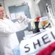 Die Deutsche Umwelthilfe hat Kleidung von Shein beim Bremer Umweltinstitut testen lassen. - Bild: Sina Schuldt/dpa