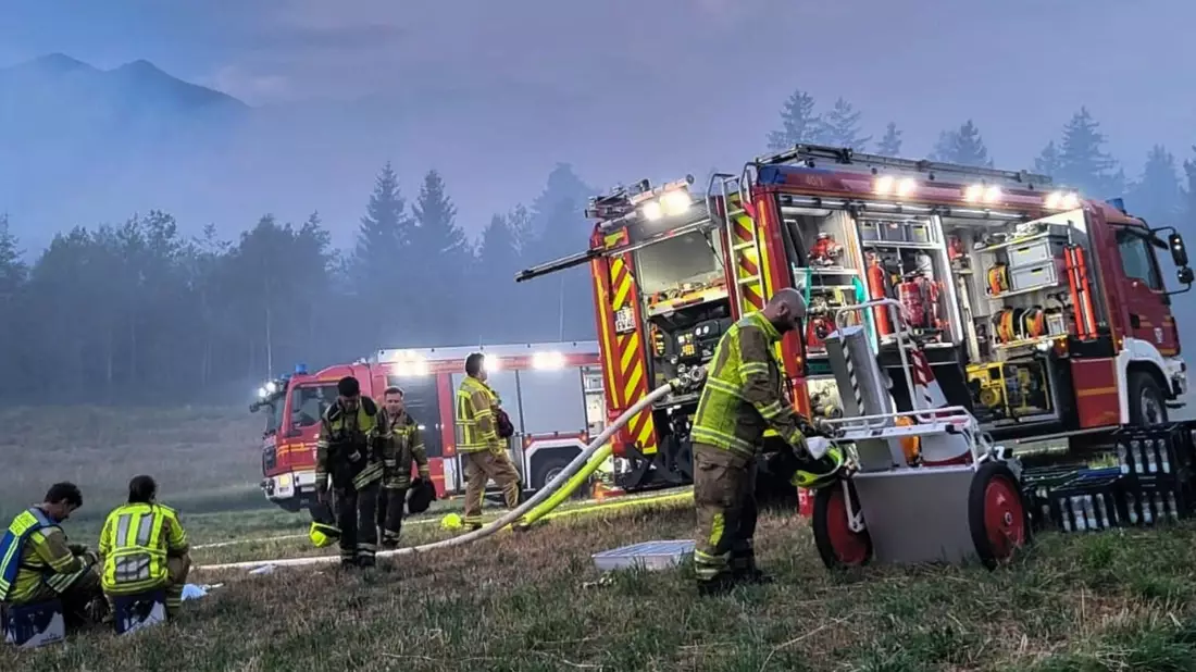 Die A8 befindet sich in der Nähe des Brandes. - Bild: Wolfgang Gasser/Kreisfeuerwehrverband Traunstein/dpa