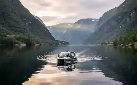 Ein ruhiger norwegischer Fjord mit steilen grünen Bergen und einem kleinen, umweltfreundlichen Boot auf dem Wasser, das nachhaltigen Tourismus symbolisiert. - Foto: über boerse-global.de