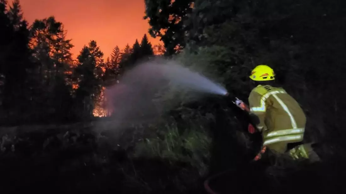 Ein Feuerwehrmann im Einsatz. - Bild: Wolfgang Gasser/Kreisfeuerwehrverband Traunstein/dpa