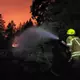 Ein Feuerwehrmann im Einsatz. - Bild: Wolfgang Gasser/Kreisfeuerwehrverband Traunstein/dpa