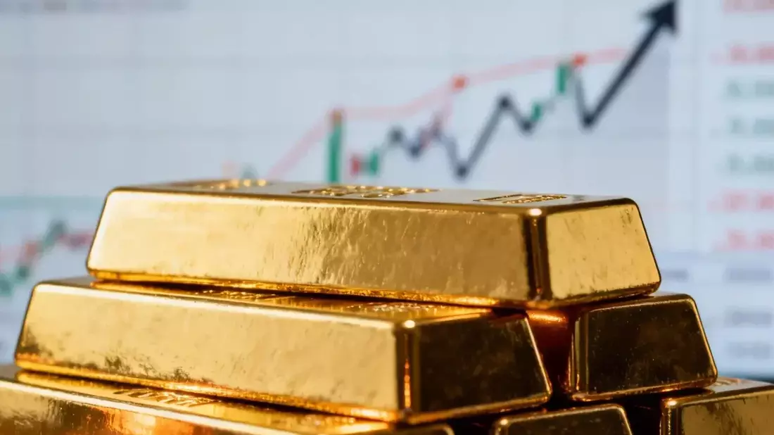 Oro cae 4 semanas: Fed hawkish y dólar fuerte pesan más que tensiones y demanda récord