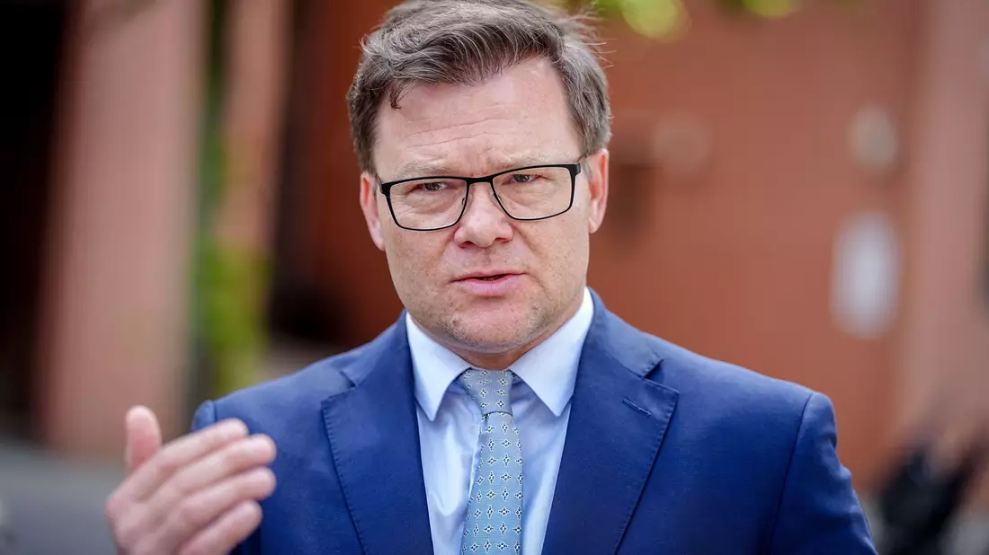 Will Länder und Kommunen beim Hitzeschutz unterstützen: Bundesumweltminister Carsten Schneider (SPD). (Archivbild) - Bild: Kay Nietfeld/dpa