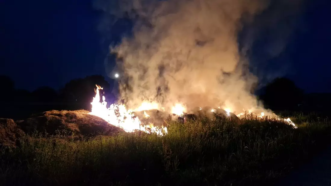 FW Reichenau: Brennende Riedballen auf Ackerfläche abgelöscht - 28.06.2026 - Bild: presseportal.de