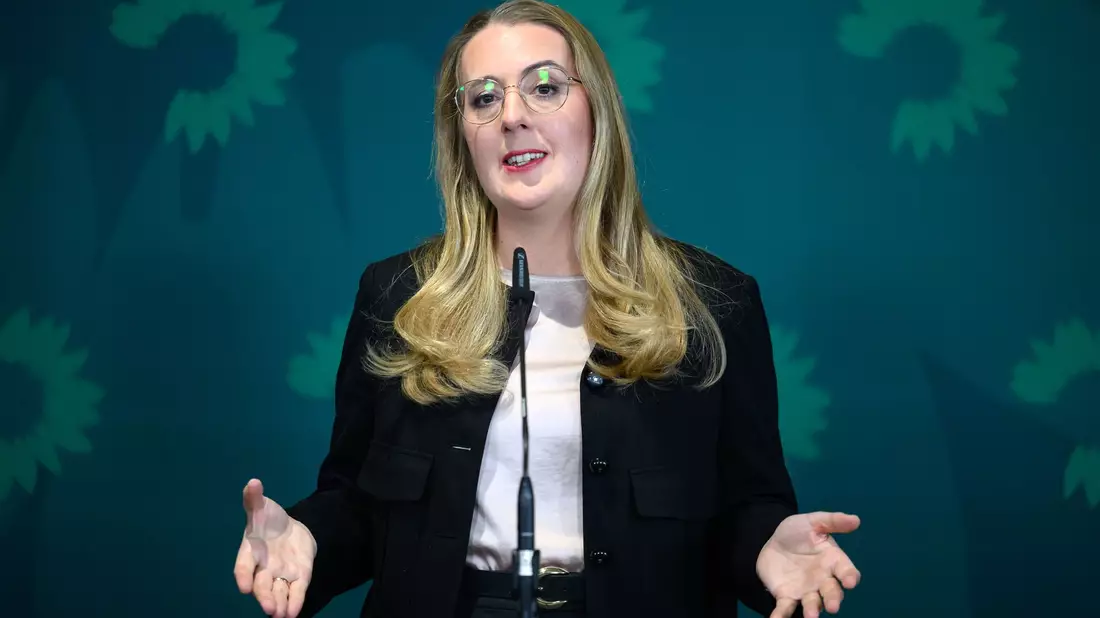 Die Regierung muss jetzt etwas für den Hitzeschutz tun, fordert die Grünen-Fraktionschefin Katharina Dröge. (Archivbild) - Bild: Hendrik Schmidt/dpa