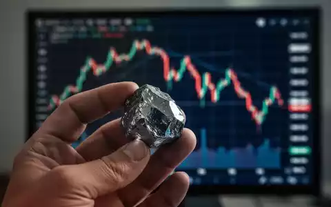 Eine Hand hält ein seltenes Erdmineral, im Hintergrund ist ein unscharfer, fallender Aktienchart zu sehen. - Foto: über boerse-global.de