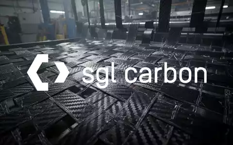 Eine abstrakte, atmosphärische Szene einer Kohlefaserverbund-Produktionsanlage, die hohe Spannung und Volatilität andeutet. - Foto: über boerse-global.de