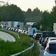 Fahrzeuge stauen sich auf der Autobahn A8 am Chiemsee. - Bild: Uwe Lein/dpa