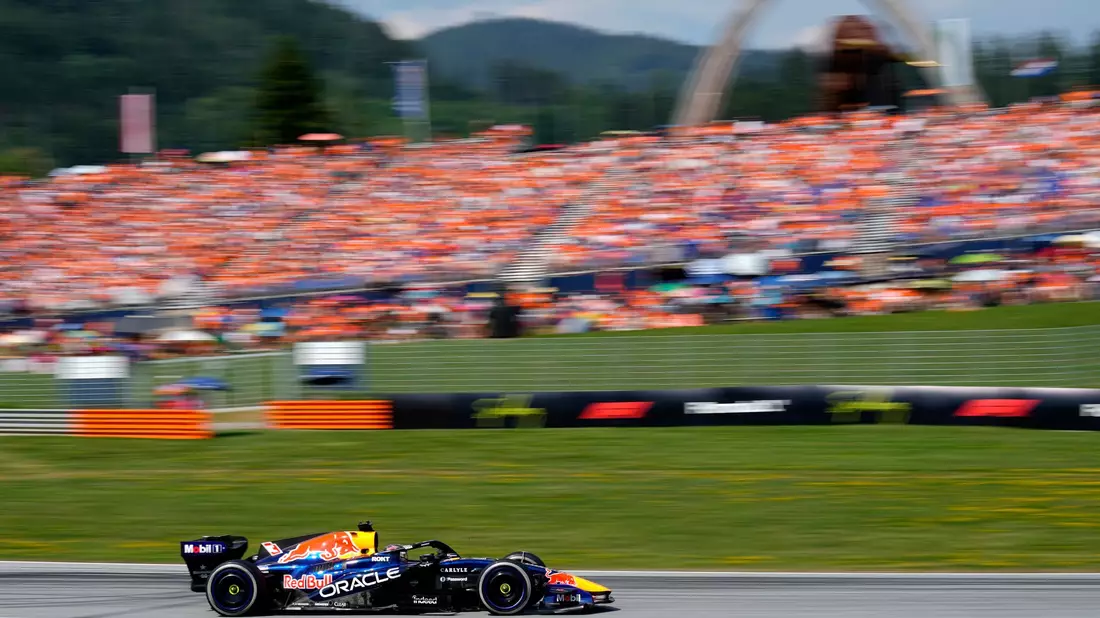Max Verstappen war vor vielen niederländischen Fans zufrieden mit Platz zwei. - Bild: Darko Bandic/AP/dpa