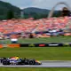 Max Verstappen war vor vielen niederländischen Fans zufrieden mit Platz zwei. - Bild: Darko Bandic/AP/dpa