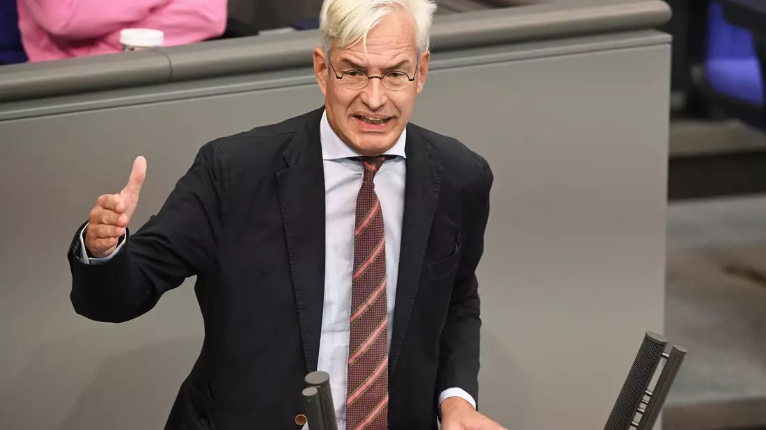 Eine Steuerreform müsse zu einem wesentlichen Teil durch Einsparungen beim Staat gegenfinanziert werden, fordert Mathias Middelberg. (Archivbild)  - Bild: Anna Ross/dpa