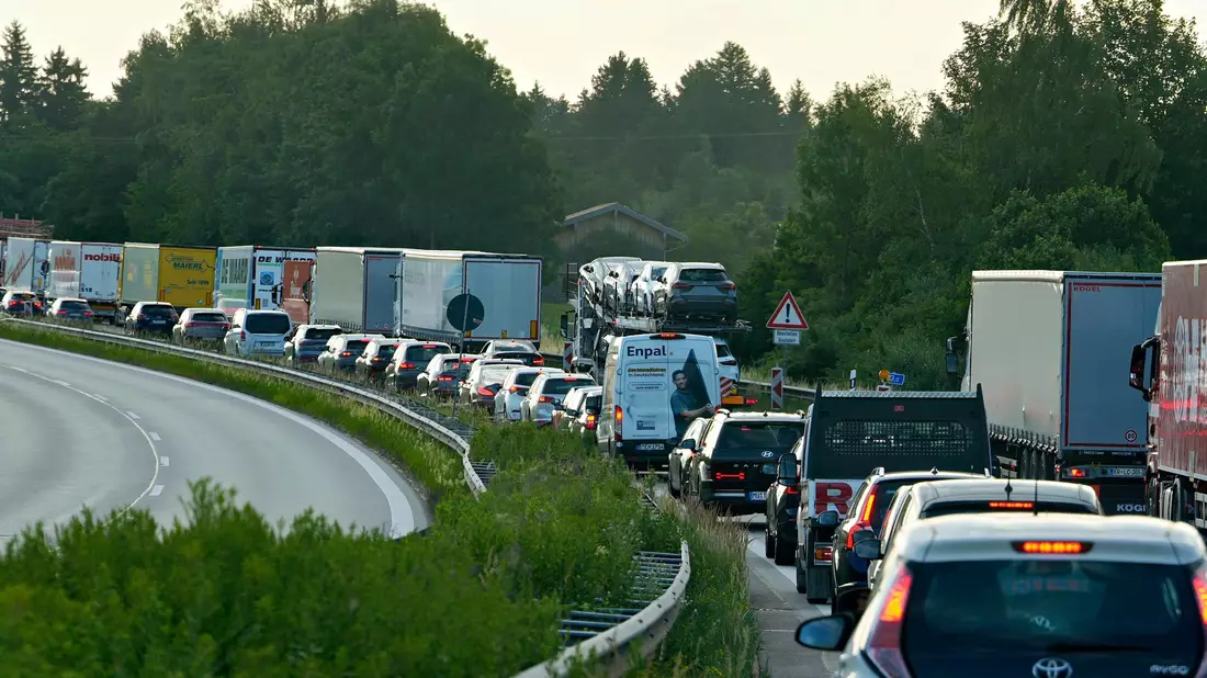 Fahrzeuge stauten sich auf der Autobahn A8 am Chiemsee. - Bild: Uwe Lein/dpa
