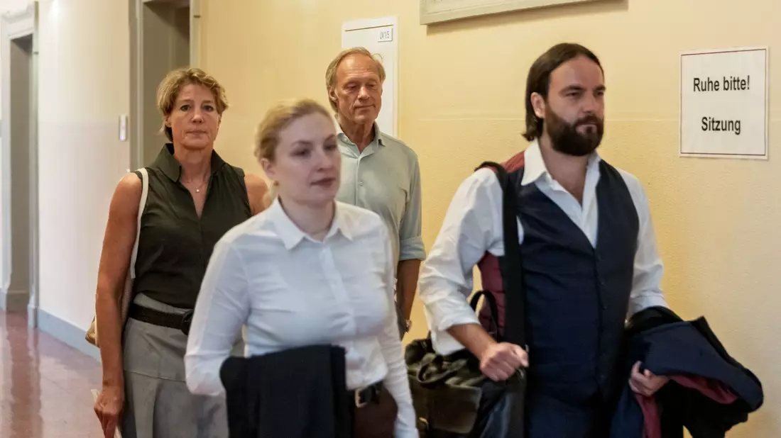 Die angeklagte Unternehmerin Christina Block, ihre Anwältin Paula Wlodarek, ihr Lebensgefährte Gerhard Delling und ihr Anwalt Ingo Bott gehen zum Verhandlungssaal. - Bild: Markus Scholz/dpa