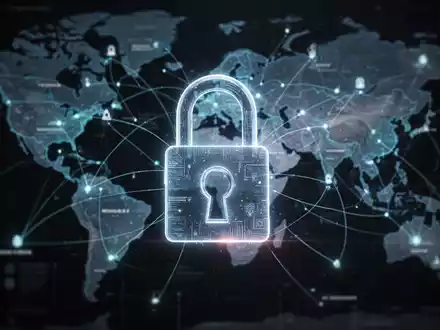 Stilisiertes, leuchtendes digitales Vorhängeschloss über unscharfer Weltkarte mit verbundenen Linien, symbolisiert internationale Cybersicherheit. - Foto: über boerse-global.de