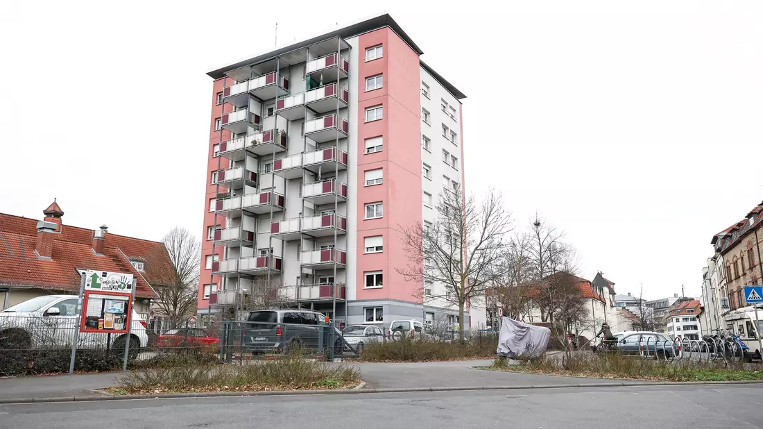In diesem Haus starb die junge Frau. (Archivbild) - Bild: Daniel Löb/dpa
