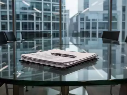 Ein Konferenztisch mit Dokumenten und Stift, der Corporate Governance und formale Strukturen symbolisiert. - Foto: über boerse-global.de