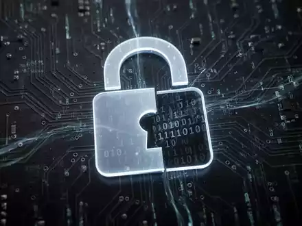 Stilisierte, leuchtende Vorhängeschloss-Ikone auf dunkler Leiterplatte mit digitalen Datenströmen und Schadcode, die Cybersicherheitsbedrohungen darstellt. - Foto: über boerse-global.de