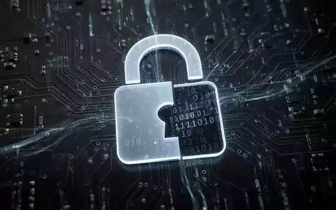 Stilisierte, leuchtende Vorhängeschloss-Ikone auf dunkler Leiterplatte mit digitalen Datenströmen und Schadcode, die Cybersicherheitsbedrohungen darstellt. - Foto: über boerse-global.de
