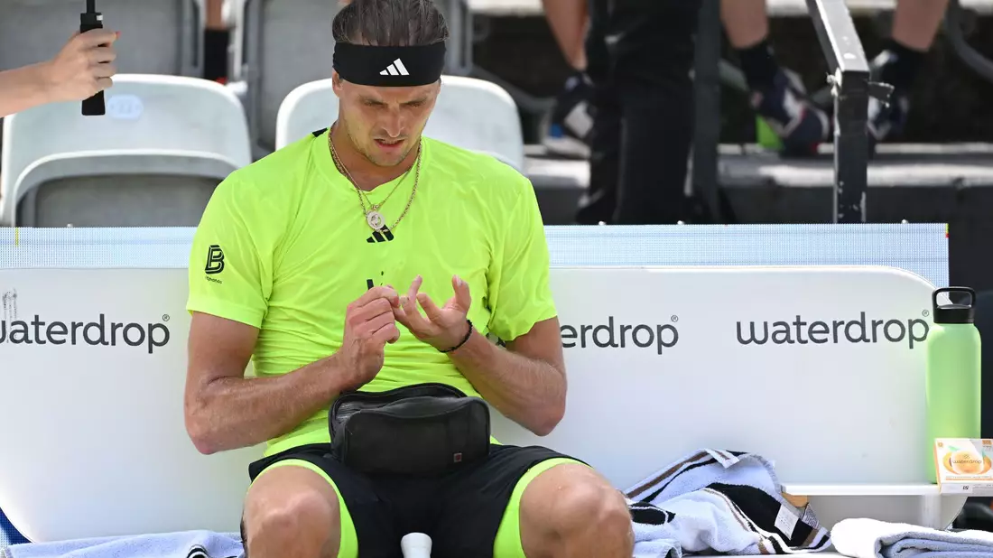 Regelmäßig überprüft Alexander Zverev während seiner Tennis-Matches seinen Blutzucker-Wert. (Archivbild) - Bild: Marijan Murat/dpa
