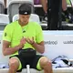 Regelmäßig überprüft Alexander Zverev während seiner Tennis-Matches seinen Blutzucker-Wert. (Archivbild) - Bild: Marijan Murat/dpa