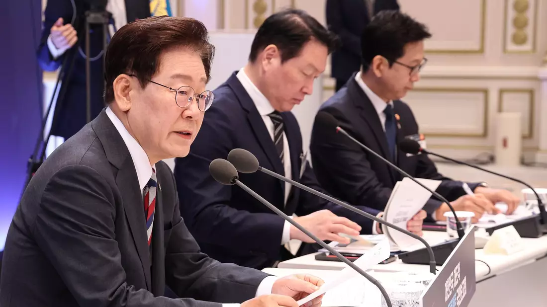 Südkoreas Präsident Lee Jae Myung stellt seinen ambitionierten Investitionsplan vor. - Bild: -/YNA/POOL/dpa