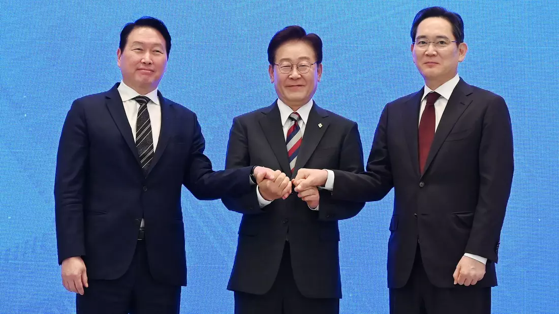 Für seinen Investitionsplan hat Präsident Lee Jae Myung die Vorstände von Samsung Electronics, Lee Jae Yong (r), und SK Hynix, Chey Tae Won, an Bord geholt.  - Bild: Kim Min-Hee/Pool KYODONEWS/AP/dpa
