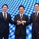 Für seinen Investitionsplan hat Präsident Lee Jae Myung die Vorstände von Samsung Electronics, Lee Jae Yong (r), und SK Hynix, Chey Tae Won, an Bord geholt.  - Bild: Kim Min-Hee/Pool KYODONEWS/AP/dpa
