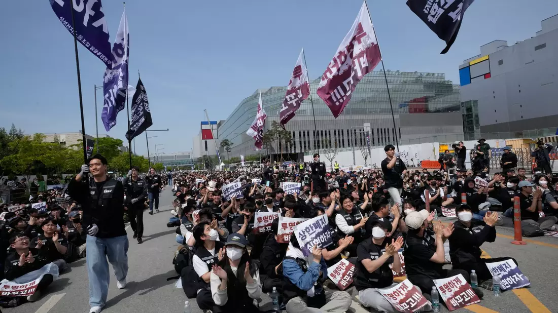 Die enormen Unternehmensgewinne in der Halbleiterbranche haben zu einer Verteilungsdebatte in Südkorea geführt. Die Mitarbeiter der Gewerkschaft von Samsung haben beispielsweise im Frühjahr für höhere Prämien demonstriert.  - Bild: Ahn Young-joon/AP/dpa